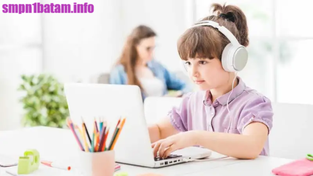 Sistem Belajar Hybrid Akan Jadi Standar Baru di 2025, Ini Tanggapan Guru dan Murid