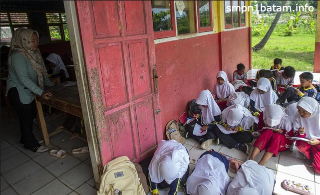 Potret Siswa Belajar di Teras gegara Sekolah Kurang Ruang Kelas
